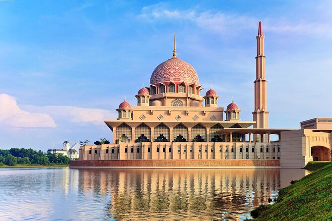 From Singapore: Private Kuala Lumpur / Malacca tour + SKY DINING - Pink domes, royal exteriors, and Independence Square photos
