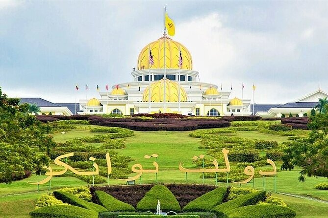 Private 2-day tour: Thailand, Malaysia & Indonesia (3 countries) from Singapore - Betong landmarks: the big mailbox and bronze Buddha views
