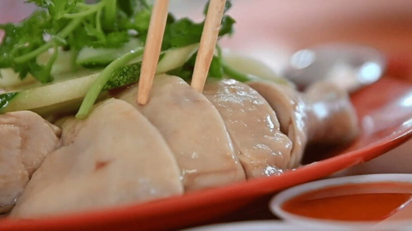 Private Chinatown Heritage Tour with Best 8 Local Tastings - Maxwell Food Centre: chicken rice plus Fuzhou oyster pancakes