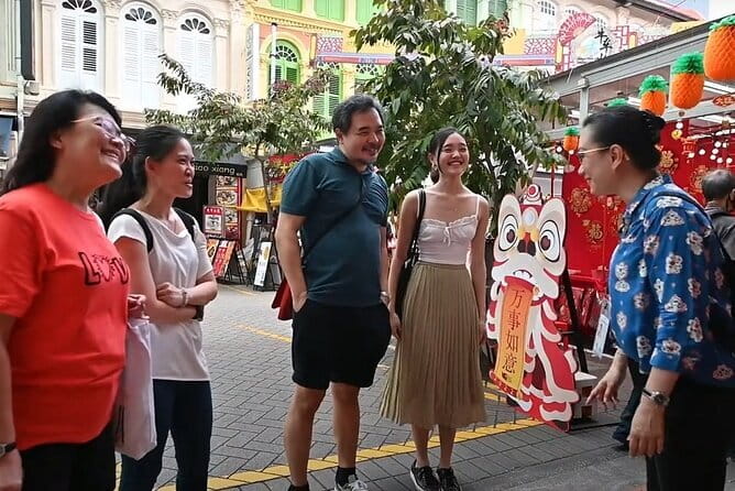 Private Tour Singapore Street Food & Night Tour - Licensed guide and “three dish” dinner: what that really means