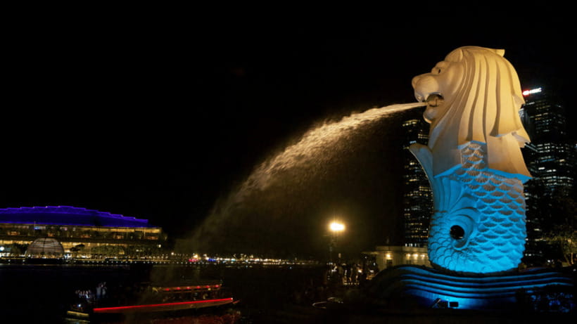 Signature Night Tour: Walk Through Marina with Food Tastings - Clifford Pier and Fullerton Bay views: a quick walk with payoff