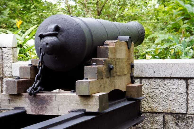 Singapore 2.5-Hour Walking Tour: Graves, Guns & Battles - Old Fort Gateway: why walls and gates matter