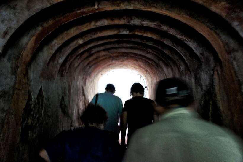 Singapore 2.5-Hour Walking Tour: Graves, Guns & Battles - The guide matters: what makes this experience feel special