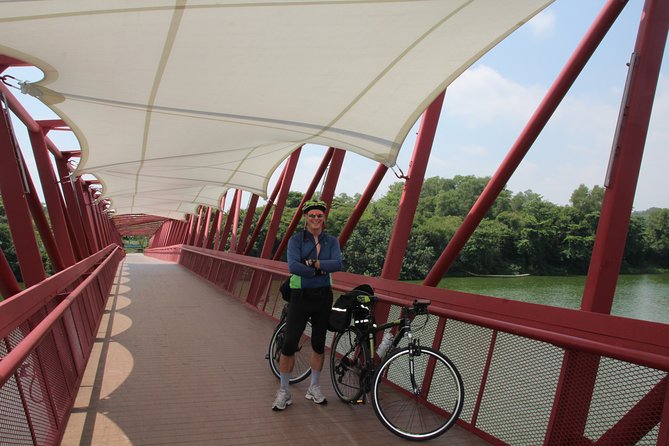 Singapore - bike adventure beyond the concrete jungle - The guides: Colin and Samantha turn a ride into learning