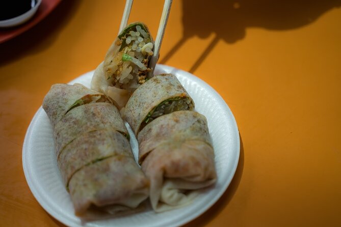 Singapore: Chinatown Hawker Market Food Tour with 7 Food Tastings - Maxwell-Style Hawker Centre Energy: Eating Where Singapore Eats