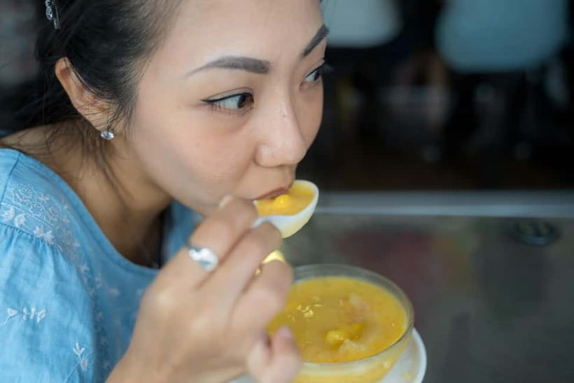 Singapore: Chinatown Hawkers Food Tour with 7 Food Tastings - Where the tour starts: Chinatown MRT Exit A and Bee Cheng Hiang