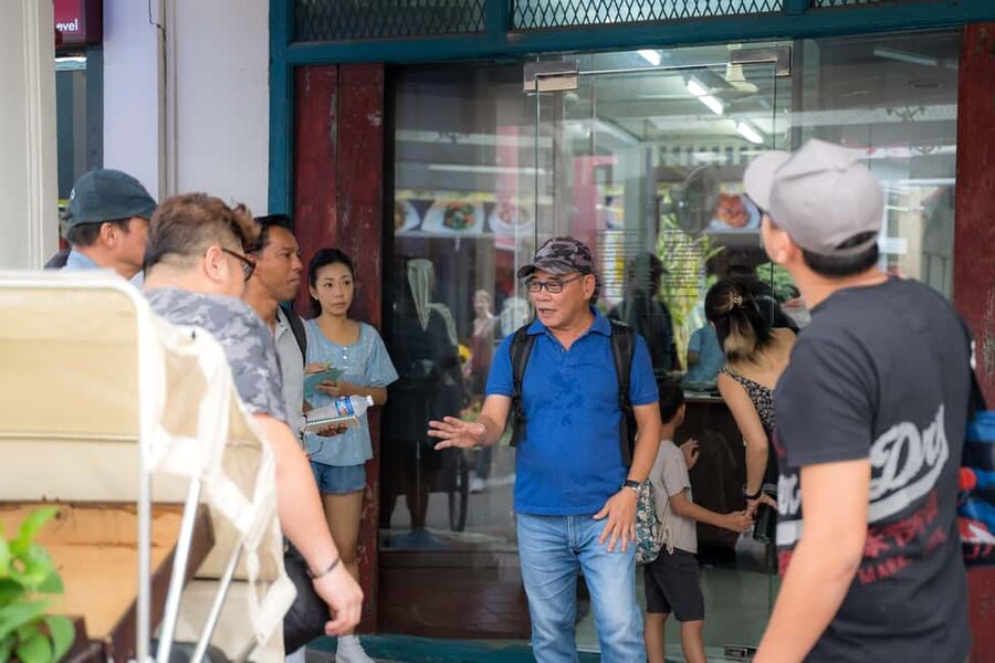 Singapore: Chinatown Hawkers Food Tour with 7 Food Tastings - Learning history and culture while you walk, eat, and look