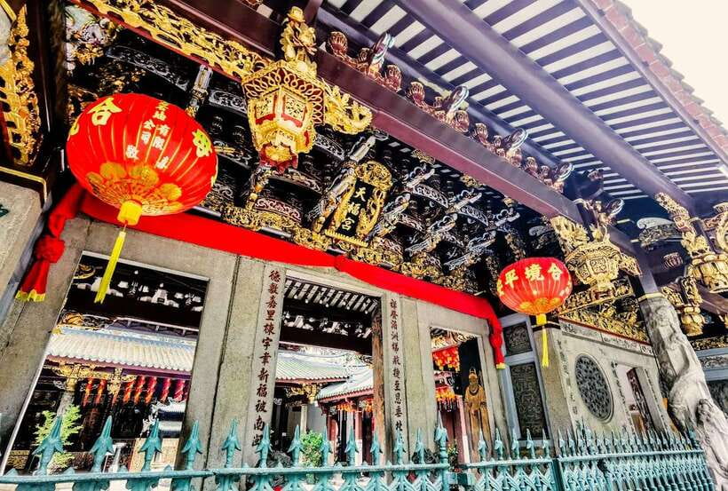 Singapore: Chinatown Historic Walking Tour with Lunch - Yueh Hai Ching and Fuk Tak Chi: the start of Chinatown’s spiritual map