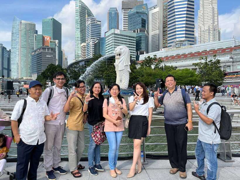 Singapore: City Highlights Walking Tour & Singapore River - Clarke Quay and Boat Quay: two riverfront personalities