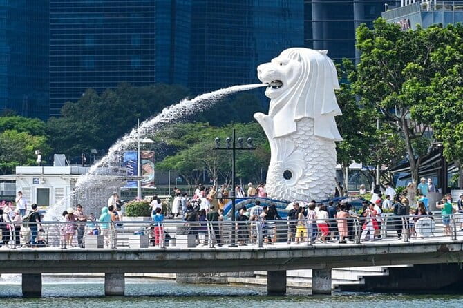 Singapore Cycling Tour - Rail Corridor, Civic District, & Food! - Cavenagh Bridge and the Civic District photo circuit