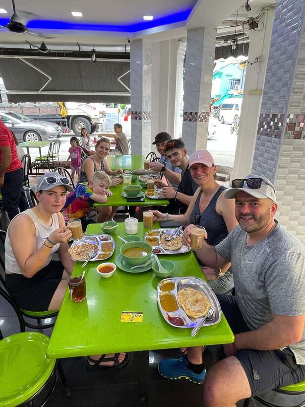 Singapore: Food and Bike Tour - Downtown - Guide + pacing: small group means more breathing room at each stop
