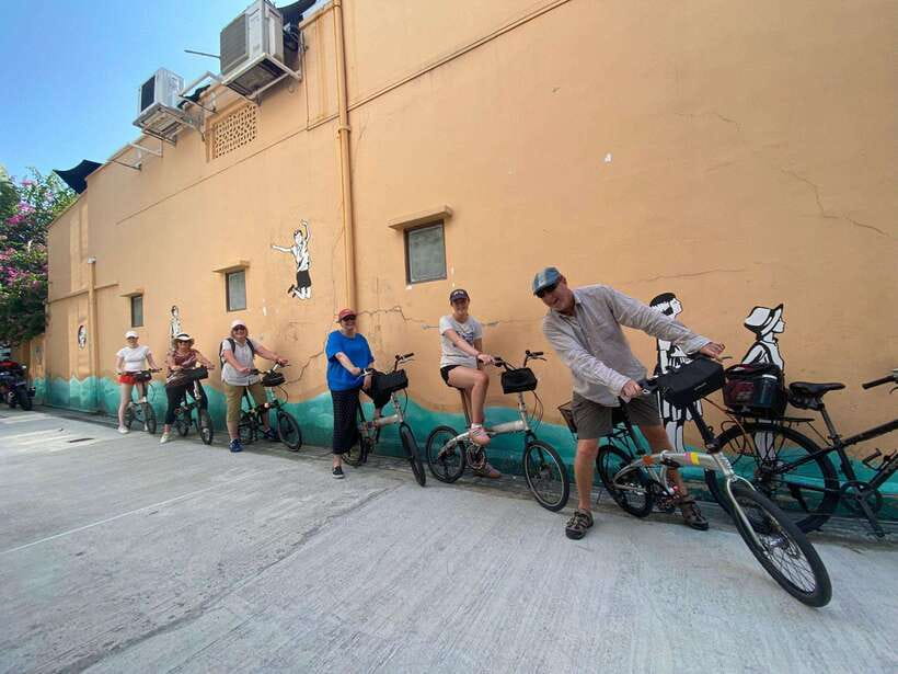 Singapore: Food and Bike Tour: Katong District - The East Coast Beach chill stop: why the ride closes differently