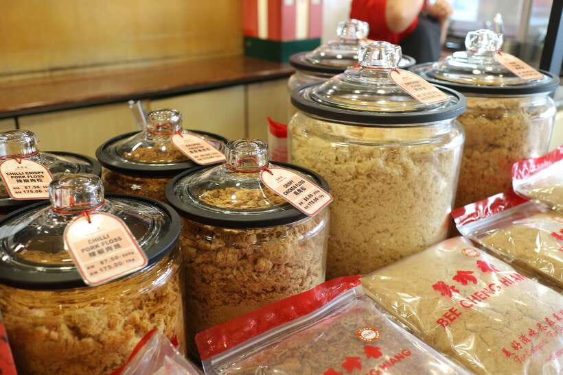 Singapore: Foodie Experience Guided Tour with 5 Tastings - Chinatown at 5 pm: what this night food walk really feels like