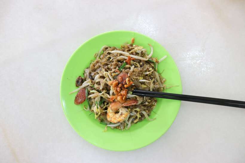 Singapore: Foodie Experience Guided Tour with 5 Tastings - Chinatown Complex hawker center: carrot cake or char kway teow