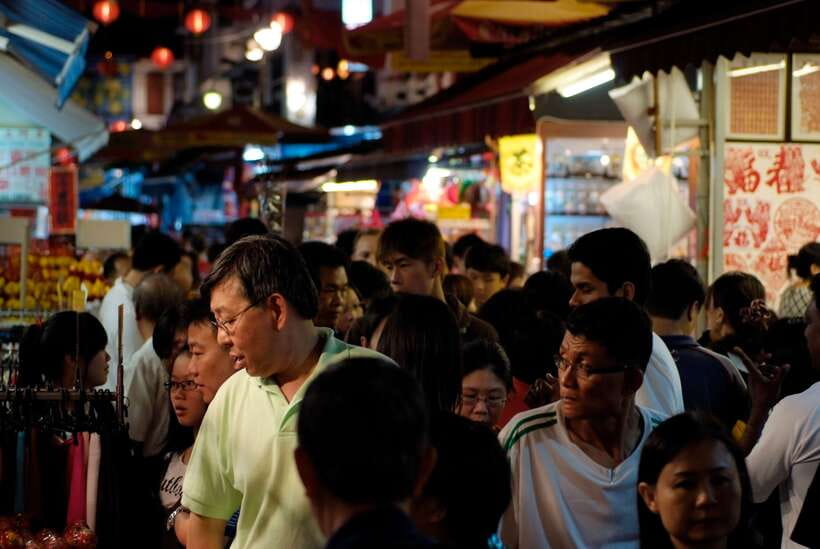 Singapore: Foodie Experience Guided Tour with 5 Tastings - Why the guide matters: stories, ordering help, and local shortcuts