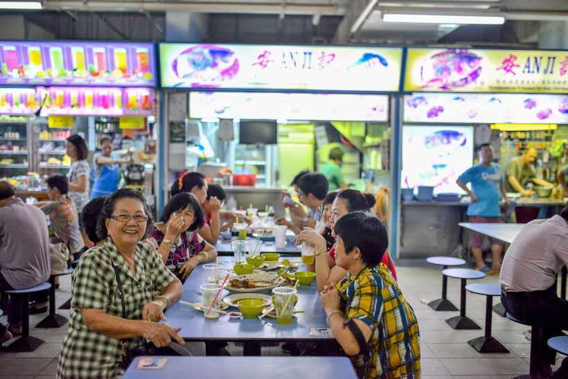Singapore: Foodie Experience Guided Tour with 5 Tastings - Meeting at 69 Pagoda Street: the easiest way to start smoothly