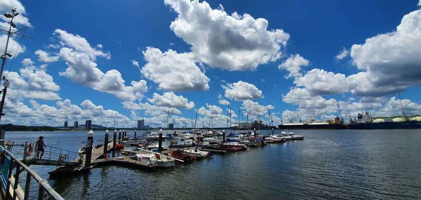 Singapore: Guided Boat Tour and Kelong Fish Farm Visit - Kelong Fish Farm and the Floating Restaurant Stop