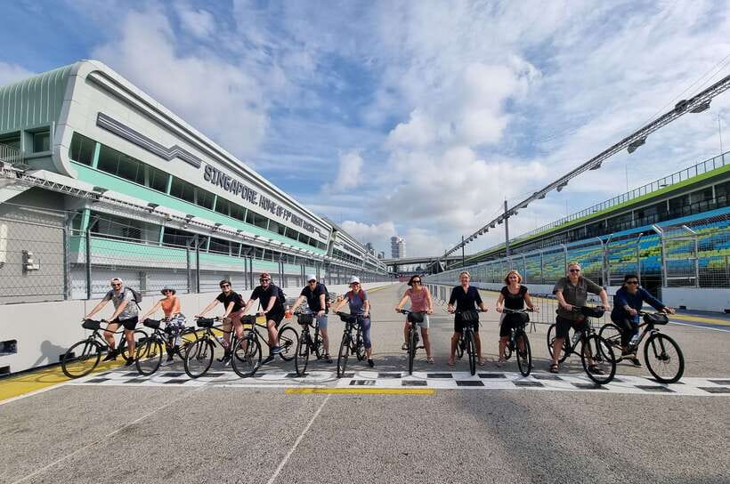 Singapore: Historical Half-Day Bike Tour - Downtown core and Raffles statue: the city’s origin story in plain view