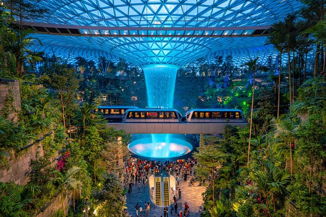 Singapore: Jewel Changi Airport - Shopping and food inside Jewel: practical comfort during a busy day