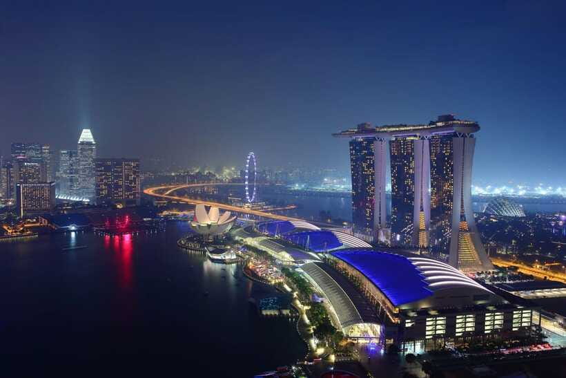 Singapore: Lau Pa Sat Night Street Food with Marina Bay Walk - Guide impact: where the experience can really swing