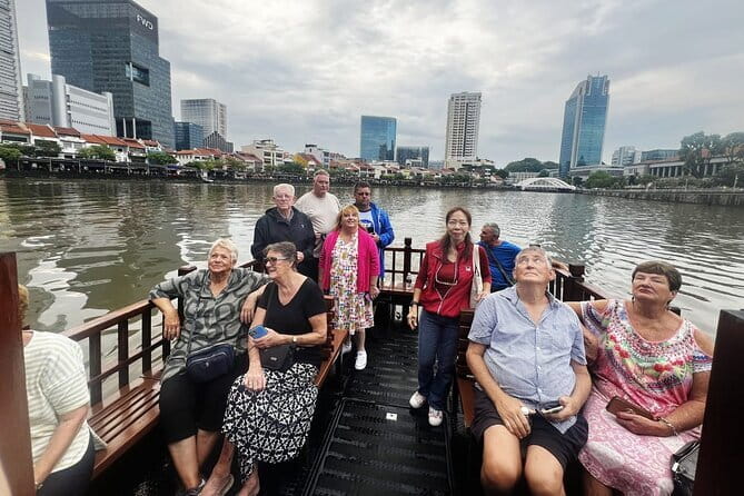 Singapore light to night : River Cruise & 02 Stunning Light Shows - Merlion Park and the Raffles statue: quick stops with meaning