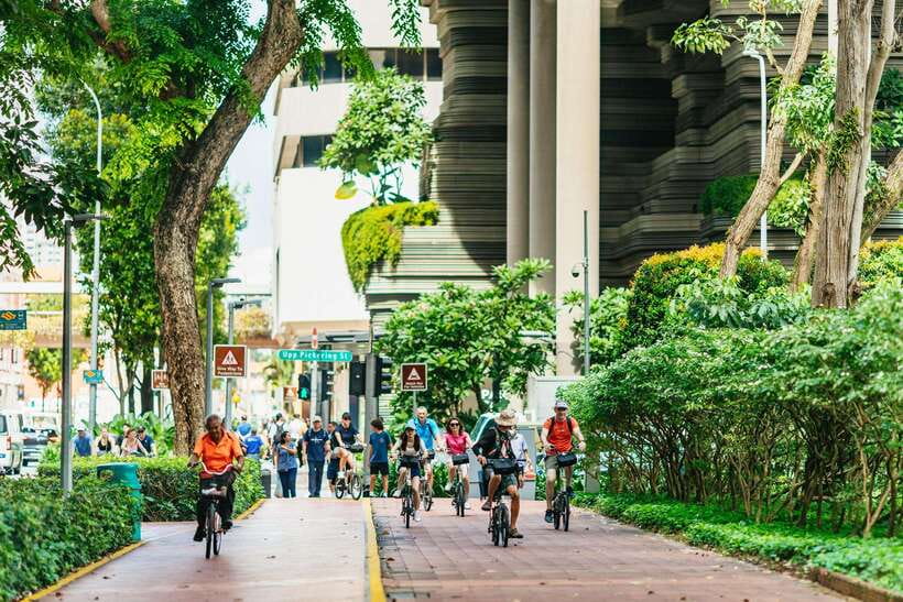 Singapore: Lion City Highlights Bike Tour - F1 Race Track and Marina Bay: Opening Photos and Big-Sky Views