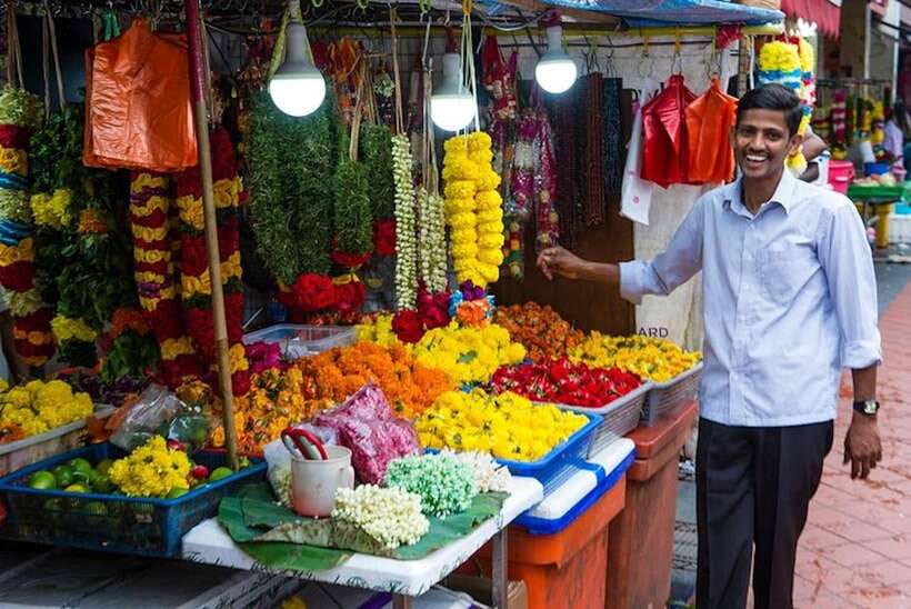 Singapore: Local Street Food Tasting Tour - Meeting at % Arabica Cafe and getting your bearings