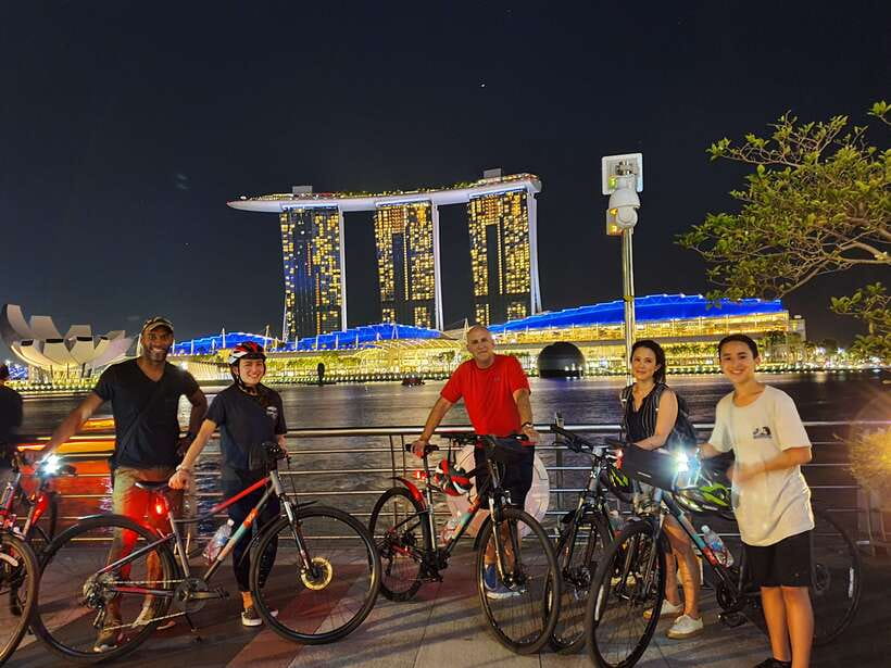 Singapore: Marina Bay Night Tour by Bicycle - Gardens by the Bay views and skyline photos without the standstill