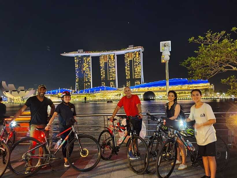 Singapore: Marina Bay Night Tour by Bicycle - Bikes, helmets, and comfort: what easy riding means in practice