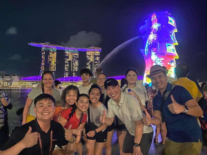 Singapore: Marina Bay Nighttime Walking Tour - Merlion Park at night: the city’s icon, lit for photos