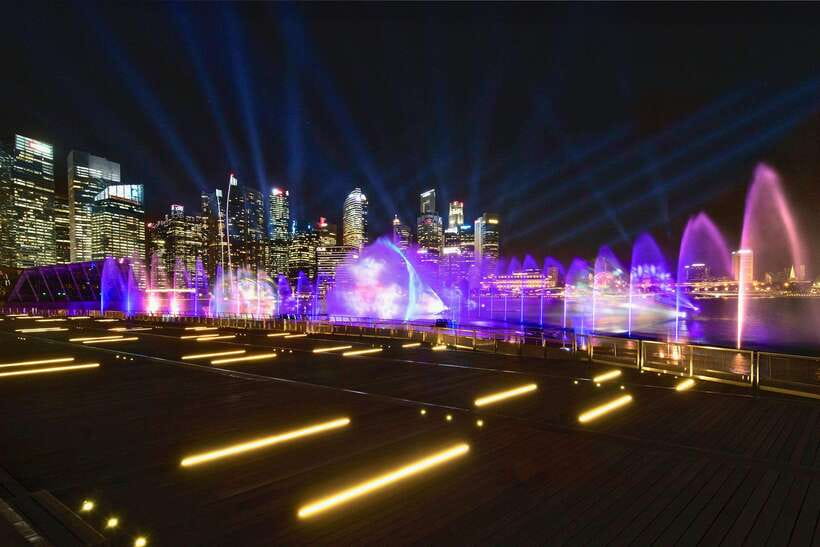 Singapore: Marina Bay Nighttime Walking Tour - Marina Bay Sands and the waterfront: timing the big show energy