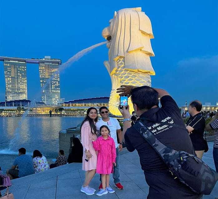 Singapore: Marina Bay Nighttime Walking Tour - Gardens by the Bay finale: Supertrees and the Garden Rhapsody show