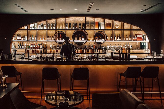 Singapore Nightlife: Street Food, Night Views and Drinks - Cavenagh Bridge: Boat Quay Stories and Photo-Friendly Night Views