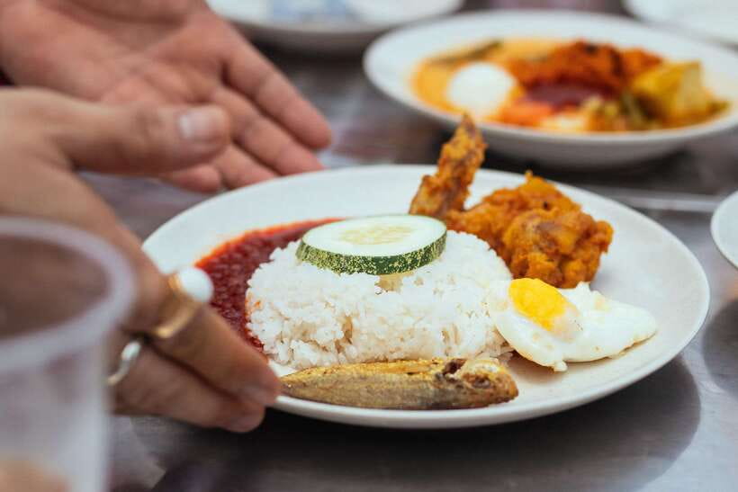 Singapore: Private Food Tour – 10 Tastings with Locals - Chinatown stops and Elderly Corner: watching life, not just eating