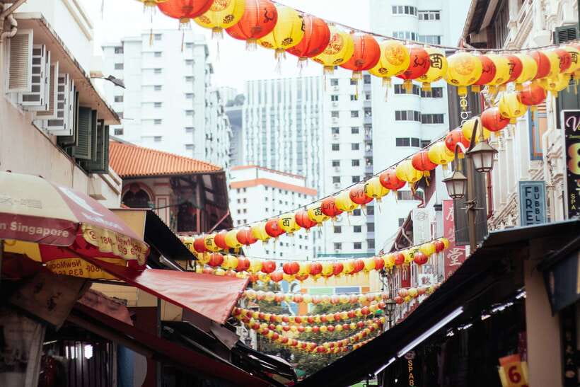 Singapore: Private Tour w/ Locals – Highlights & Hidden Gems - Raffles Hotel: the classic skyline picture, grounded