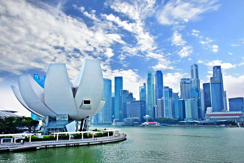 Singapore: Private Walking Tour with a Local - How the walk works: photo stops, stories, and street-level context