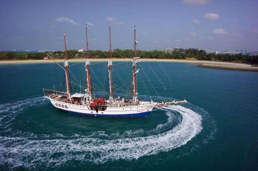 Singapore: Sunset Tall Ship Cruise with 4-Course Meal - Meeting opposite SEA Aquarium: getting on board without the headache