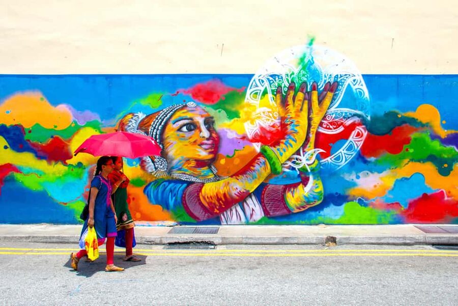 Singapore: Temples, Chinatown and Little India Private Tour - Arab Street and Little India: perfume stalls to a culture mix on the move