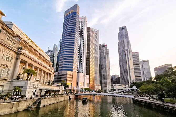 Splendour of Colonial Singapore Walking Tour with Lunch - Cavenagh Bridge: the Singapore River viewpoint you’ll remember