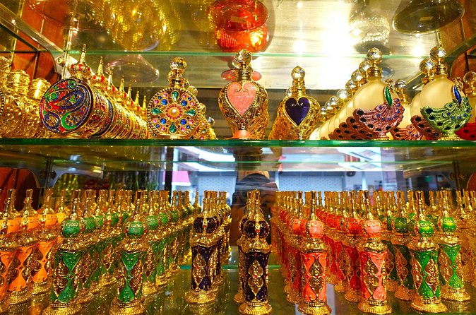 Thread of Faith and Fabric: Singapore Kampong Glam Walking Tour - Murals, indie boutiques, and the feel of Haji Lane-style lanes
