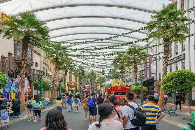 Universal Studios Singapore + Roundtrip Transfers - Shows, weather, and those “is it open today?” moments