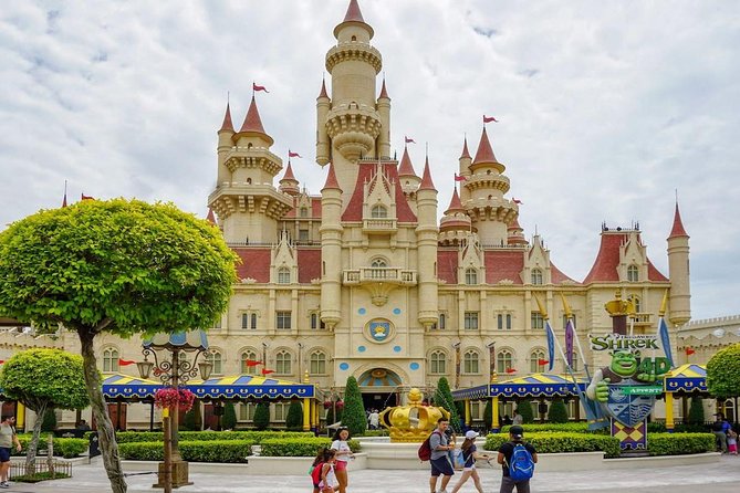 Universal Studios Singapore + Roundtrip Transfers - Food and packing tips: Halal choices, wet rides, and allergy reality